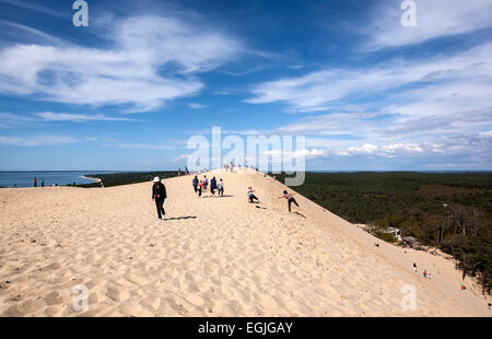 Menschen zu Fuß auf dem Gipfel der Düne von Pilat, die höchste Sanddüne Europas Stockfoto