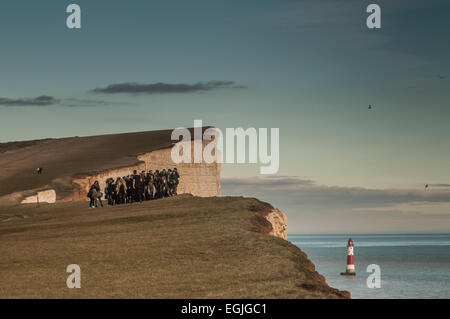 Eastbourne, East Sussex, Großbritannien. Februar 2015. Spaziergänger genießen den sehr angenehmen Nachmittag an der Südküste entlang des Beachy Head Path. Meist sonnig und relativ warm mit cumulus-wolken machen eine angenehme Szene Stockfoto