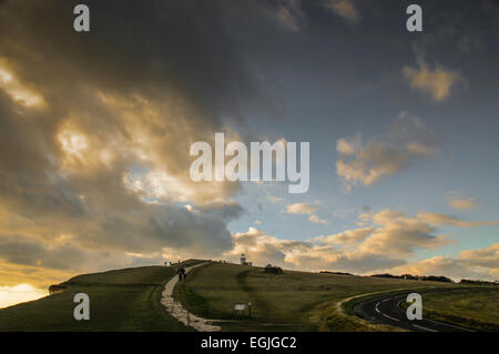 Eastbourne, East Sussex, Großbritannien. Februar 2015. Spaziergänger genießen den sehr angenehmen Nachmittag an der Südküste entlang des Beachy Head Path. Meist sonnig und relativ warm mit cumulus-wolken machen eine angenehme Szene Stockfoto