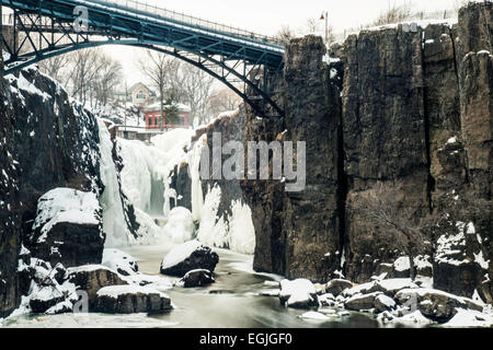 USA 22 FEB 2105 Paterson, New Jersey den letzten unter dem Gefrierpunkt Temperaturen frieren das fließende Wasser von Great Falls des Passaic River. Ein prominenter Wasserfall, 77 Fuß (23 m) hoch, auf der Passaic River in der Stadt Paterson in Passaic County im US-Bundesstaat New Jersey. Die Wasserfälle und die Umgebung sind als Bestandteil der Paterson Great Falls National Historical Park, einer der größten Wasserfälle der Vereinigten Staaten geschützt. Stockfoto