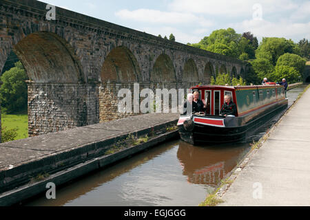 Chirk Eisenbahnviadukt und einem Narrowboat über Llangollen CanalÕs Chirk Aquädukt an der englischen/walisischen Grenze in der Nähe von Wrexham Stockfoto