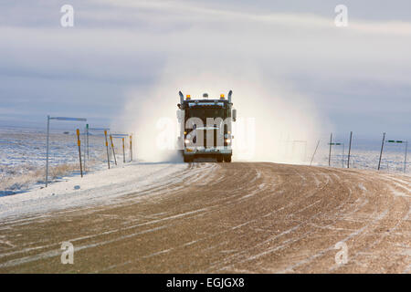 Transport LKW auf dem Dalton Highway (Nordhang Haul Road) in Richtung Prudhoe Bay, Alaska, USA im Oktober Stockfoto