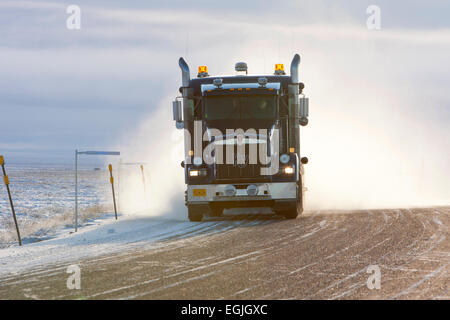 Transport LKW auf dem Dalton Highway (Nordhang Haul Road) in Richtung Prudhoe Bay, Alaska, USA im Oktober Stockfoto