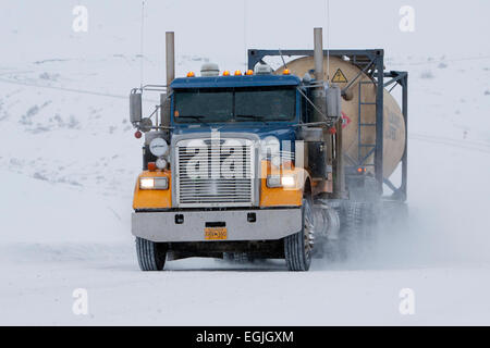 Transport LKW auf dem Dalton Highway (Nordhang Haul Road) in Richtung Prudhoe Bay, Alaska, USA im Oktober Stockfoto