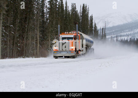 Transport LKW auf dem Dalton Highway (Nordhang Haul Road) in Richtung Prudhoe Bay, Alaska, USA im Oktober Stockfoto