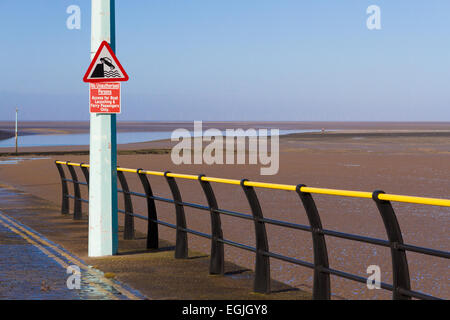 Gefahrenzeichen auf Fähre Slipway am Ende Knott, Lancashire. Stockfoto