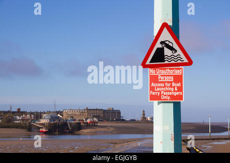 Gefahrenzeichen auf Fähre Slipway am Ende Knott, Lancashire. Stockfoto