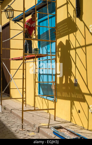 Arbeiter, die Renovierung der Außenseite eines Gebäudes während auf Gerüsten in Havanna, Kuba. Stockfoto