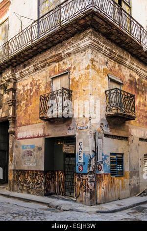 Ein klassisches Gebäude aus der Kolonialzeit Café in einem Zustand des Verfalls in die Gassen von Alt-Havanna, Kuba. Beliebtes Touristenziel. Stockfoto