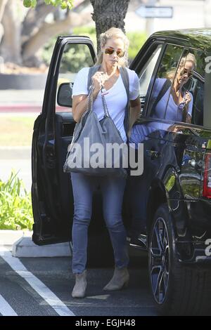 Elizabeth Berkley in Brentwood mit ihrem Sohn Sky Lauren Featuring gesichtet: Elizabeth Berkley wo: Los Angeles, California, Vereinigte Staaten von Amerika bei: 23. August 2014 Stockfoto