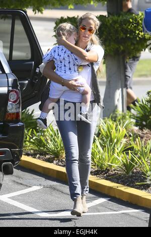 Elizabeth Berkley in Brentwood mit ihrem Sohn Sky Lauren Featuring gesichtet: Elizabeth Berkley, Sky Lauren Where: Los Angeles, California, Vereinigte Staaten von Amerika bei: 23. August 2014 Stockfoto