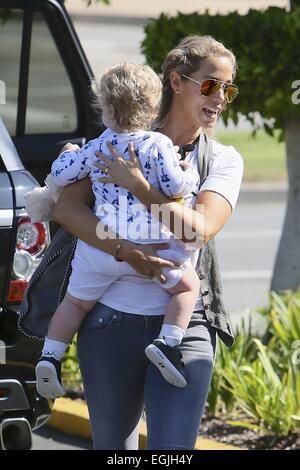 Elizabeth Berkley in Brentwood mit ihrem Sohn Sky Lauren Featuring gesichtet: Elizabeth Berkley, Sky Lauren Where: Los Angeles, California, Vereinigte Staaten von Amerika bei: 23. August 2014 Stockfoto