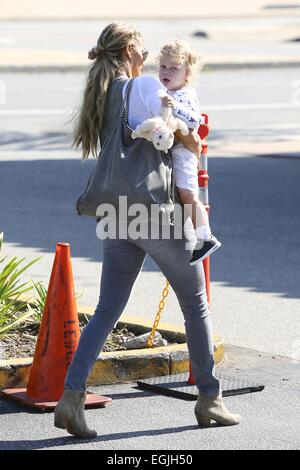 Elizabeth Berkley in Brentwood mit ihrem Sohn Sky Lauren Featuring gesichtet: Elizabeth Berkley, Sky Lauren Where: Los Angeles, California, Vereinigte Staaten von Amerika bei: 23. August 2014 Stockfoto