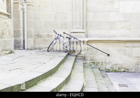 Fahrrad geparkt auf Treppe, Detail eines gesunden Veiculo Transports und ökologische Stockfoto