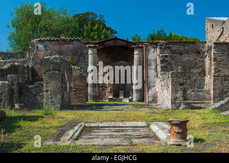 Die Terrasse von einer alten Römerstraße "Domus" in Pompeji, einer antiken römischen Stadt. Stockfoto