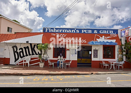 Bunten Bar mit Gent draußen an einem Tisch zu sitzen, mit einem Bier. Pub Namen und Bier Marke prominent angezeigt. Stockfoto