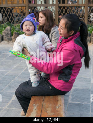 Familienzeit, Zhaoxing Dong Dorf, Provinz Guizhou, China Stockfoto