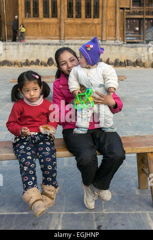 Mutter und Kinder, Zhaoxing Dong Dorf, Provinz Guizhou, China Stockfoto