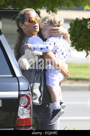 Elizabeth Berkley in Brentwood mit ihrem Sohn Sky Lauren Featuring gesichtet: Elizabeth Berkley, Sky Lauren Where: Los Angeles, California, Vereinigte Staaten von Amerika bei: 23. August 2014 Stockfoto