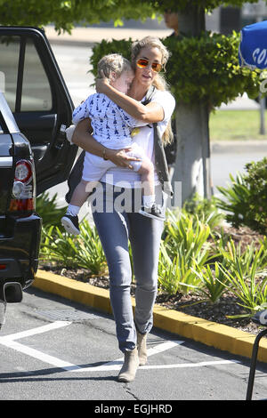 Elizabeth Berkley in Brentwood mit ihrem Sohn Sky Lauren Featuring gesichtet: Elizabeth Berkley, Sky Lauren Where: Los Angeles, California, Vereinigte Staaten von Amerika bei: 23. August 2014 Stockfoto