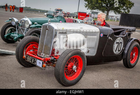 1933 Wolseley Hornet Special mit Fahrer Julian Brownridge, Fahrerlager, 2014 Oldtimer Sportwagen Festival, Snetterton, Norfolk, Großbritannien Stockfoto