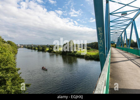 Ehemalige Brücke, heute ein Teil der Ruhr Tal Radweg, Überquerung des Flusses Ruhr, Stockfoto