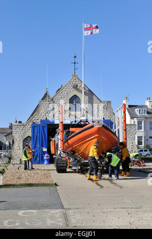 Rettungsboot wird wieder in die Station in Walmer, Deal, Kent gebracht Stockfoto