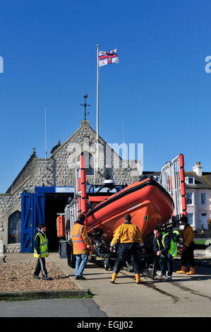 Rettungsboot wird wieder in die Station in Walmer, Deal, Kent gebracht Stockfoto