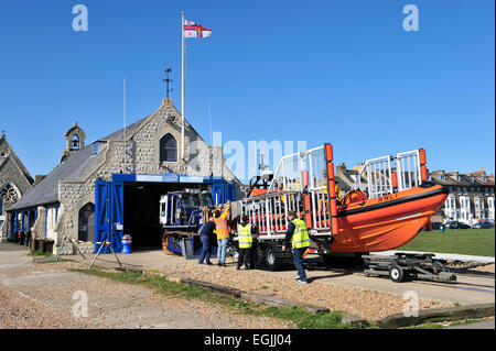 Rettungsboot wird wieder in die Station in Walmer, Deal, Kent gebracht Stockfoto