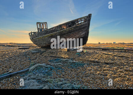 Ein Hdr-Bild von einem verlassenen und zerstörten Boot auf einem Kiesstrand Stockfoto