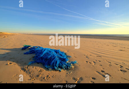 Wide Angle Shot eines blauen verworfen Fischernetz am Strand Stockfoto