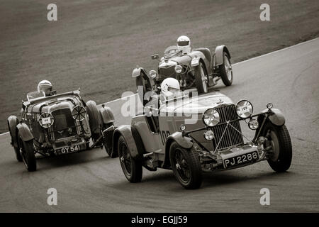 1931 führt Talbot 105 mit Fahrer John Polson, Aston Martin und Riley 9, 2014 Oldtimer Sportwagen Festival, Snetterton, UK. Stockfoto