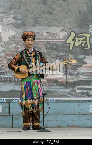 Dong-Mann in ethnische Kleidung spielt eine Pipa, Zhaoxing Dong Dorf, Provinz Guizhou, China Stockfoto