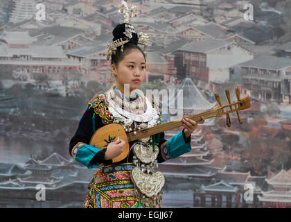 Dong-Frau spielt eine Pipa, Zhaoxing Dong Dorf, Provinz Guizhou, China Stockfoto