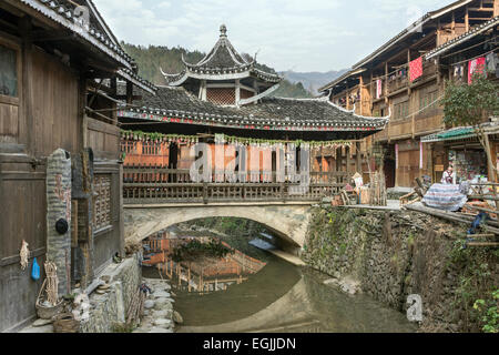 Dong-Dorf, Wind und Regen Brücke, Zhaoxing Dong Dorf, Provinz Guizhou, China Stockfoto