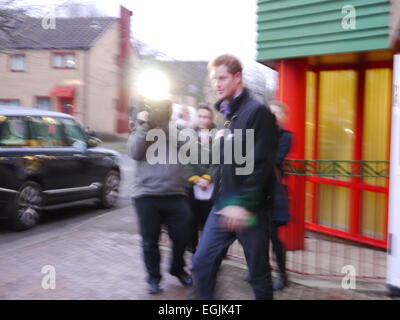 Newcastle Upon Tyne, England, Vereinigtes Königreich.  25. Februar 2015.  H.R.H Prinz Harry besucht die Streitkräfte & Veteranen Gemeinschaft Gehäuse Anlage in Avondale House, Byker, Newcastle Upon Tyne.  Die Veteranen Nächstenliebe AF & V Launchpad zielt darauf ab, ehemalige UK Armed Services Personal zu unterstützen.  Bildnachweis: Victor W. Adams / Alamy Live News Stockfoto