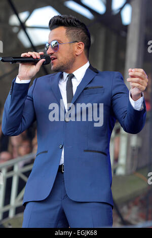 Peter Andre führt bei Newmarket Racecourse für "Sommer Live Samstag" am letzten Tag der Rennen auf der Juli-Kurs mit: Peter Andre Where: Esher, United Kingdom bei: 23. August 2014 Stockfoto