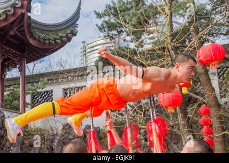 Experten Kung Fu Leistung von Shaolin Mönchen, Dr. Sun Yat Sen Classical Chinese Garden, Vancouver, Britisch-Kolumbien, Kanada Stockfoto