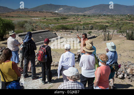 Tlacochahuaya, Oaxaca, Mexiko - erzählt eine Anleitung Besucher den Ballspielplatz in die archäologische Stätte von Dainzu. Stockfoto