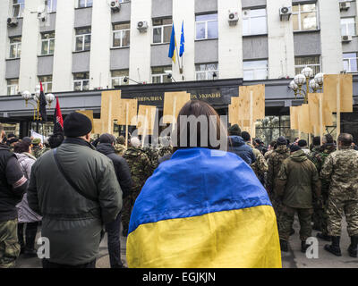 Die Frau mit der Nationalflagge auf ihren Schultern stehen unter den Demonstranten vor der Generalstaatsanwaltschaft der Ukraine. 25. Februar 2015. -Ukrainische radikale Organisation '' rechten Sektor '' statt auf Mittwoch, 25. Februar 2015, in Kiew '' Wahrheit Marsh - Marsh Rechte." Radikale beschuldigen ukrainische Behörden in wirtschaftliche Probleme, Korruption und Fehler des speziellen Vorgangs im Osten. Bei Anti-Terror-Operationen und auf dem Maidan und die schwarzen und roten Fahnen getragen Aktivisten Porträts von Menschen, die getötet wurden. © Igor Golovniov/ZUMA Draht/Alamy Live-Nachrichten Stockfoto