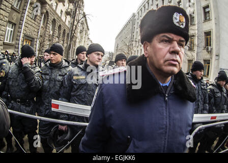 25. Februar 2015 - steht Polizei-Oberst vor der Polizei während einer Kundgebung '' rechten Sektor '' in der Nähe der ukrainischen Präsidentschaftswahlen Verwaltung. -Ukrainische radikale Organisation '' rechten Sektor '' statt auf Mittwoch, 25. Februar 2015, in Kiew '' Wahrheit Marsh - Marsh Rechte." Radikale beschuldigen ukrainische Behörden in wirtschaftliche Probleme, Korruption und Fehler des speziellen Vorgangs im Osten. Bei Anti-Terror-Operationen und auf dem Maidan und die schwarzen und roten Fahnen getragen Aktivisten Porträts von Menschen, die getötet wurden. © Igor Golovniov/ZUMA Draht/Alamy Live-Nachrichten Stockfoto