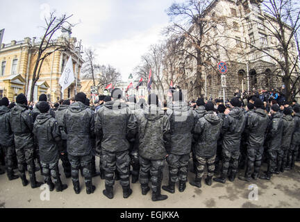 25. Februar 2015 - Polizei bei einer Kundgebung "Rechten Sektor" in der Nähe der ukrainischen Präsidentschaftswahlen Verwaltung. -Ukrainische radikale Organisation '' rechten Sektor '' statt auf Mittwoch, 25. Februar 2015, in Kiew '' Wahrheit Marsh - Marsh Rechte." Radikale beschuldigen ukrainische Behörden in wirtschaftliche Probleme, Korruption und Fehler des speziellen Vorgangs im Osten. Bei Anti-Terror-Operationen und auf dem Maidan und die schwarzen und roten Fahnen getragen Aktivisten Porträts von Menschen, die getötet wurden. © Igor Golovniov/ZUMA Draht/Alamy Live-Nachrichten Stockfoto