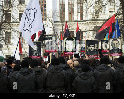 25. Februar 2015 - Polizei bei einer Kundgebung "Rechten Sektor" in der Nähe der ukrainischen Präsidentschaftswahlen Verwaltung. -Ukrainische radikale Organisation '' rechten Sektor '' statt auf Mittwoch, 25. Februar 2015, in Kiew '' Wahrheit Marsh - Marsh Rechte." Radikale beschuldigen ukrainische Behörden in wirtschaftliche Probleme, Korruption und Fehler des speziellen Vorgangs im Osten. Bei Anti-Terror-Operationen und auf dem Maidan und die schwarzen und roten Fahnen getragen Aktivisten Porträts von Menschen, die getötet wurden. © Igor Golovniov/ZUMA Draht/Alamy Live-Nachrichten Stockfoto