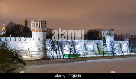 Nowodewitschi-Kloster Winternacht in Moskau. Russland Stockfoto