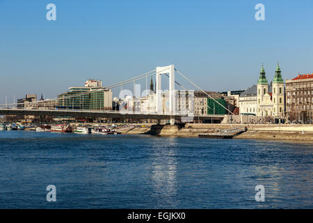 BUDAPEST, Ungarn - Februar 15, 2015: Elisabethbrücke (Ungarisch: Erzsebet versteckte) ist die dritte neueste Brücke von Budapest, Ungarn Stockfoto