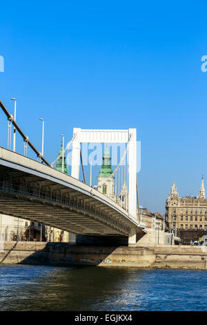 BUDAPEST, Ungarn - Februar 15, 2015: Elisabethbrücke (Ungarisch: Erzsebet versteckte) ist die dritte neueste Brücke von Budapest, Ungarn Stockfoto