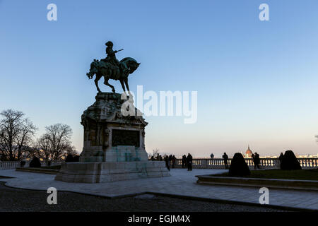 Statue von Prinz Eugene des Wirsings von 1897 und Relief, das erinnert an die Schlacht von Zenta 1697, befindet sich in Budapest, Ungarn Stockfoto