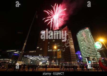 Berlin, Deutschland. 25. Februar 2015. Besucher sehen Feuerwerk feiert das traditionelle chinesische Neujahrsfest oder Frühlingsfest am Potsdamer Platz, Berlin, Deutschland, am 25. Februar 2015. © Zhang Fan/Xinhua/Alamy Live-Nachrichten Stockfoto