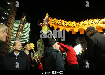 Berlin, Deutschland. 25. Februar 2015. Besucher sehen Drachentanz zur Feier des traditionellen chinesischen Neujahrsfest oder Frühlingsfest am Potsdamer Platz, Berlin, Deutschland, am 25. Februar 2015. © Zhang Fan/Xinhua/Alamy Live-Nachrichten Stockfoto