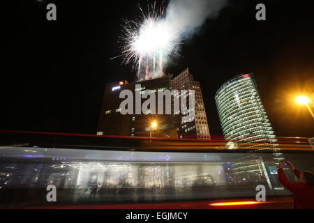 Berlin, Deutschland. 25. Februar 2015. Besucher sehen Feuerwerk feiert das traditionelle chinesische Neujahrsfest oder Frühlingsfest am Potsdamer Platz, Berlin, Deutschland, am 25. Februar 2015. © Zhang Fan/Xinhua/Alamy Live-Nachrichten Stockfoto